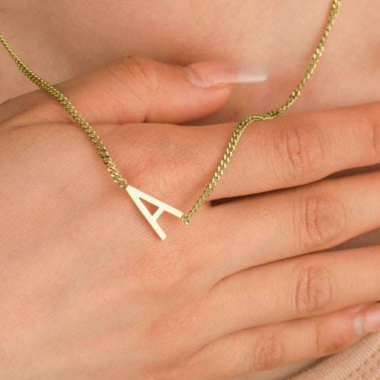 Le collier initial maigre