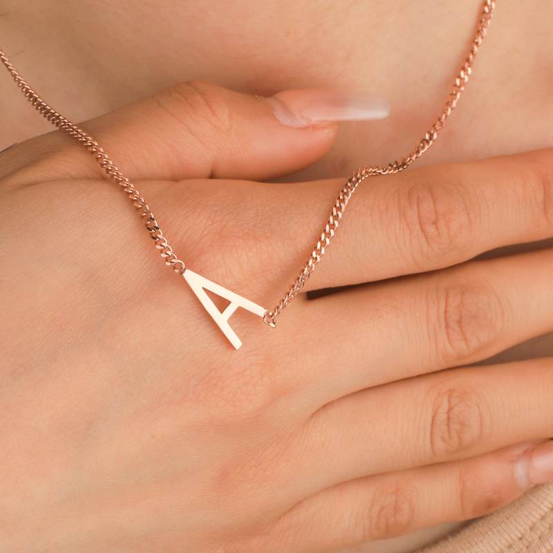 Le collier initial maigre