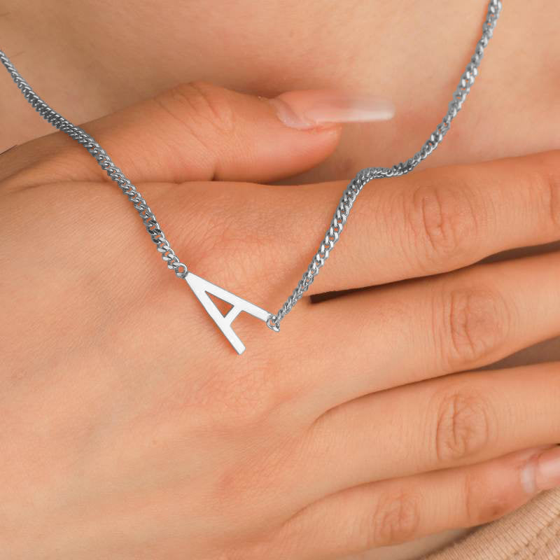 Le collier initial maigre