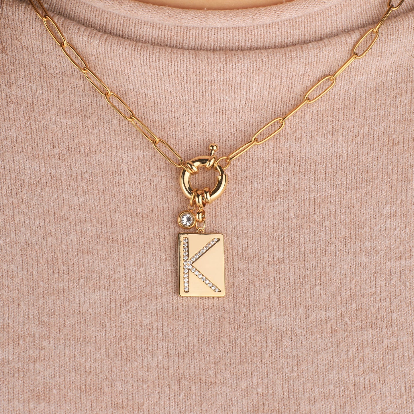 Collier pendentif initial pavé avec chaîne trombone