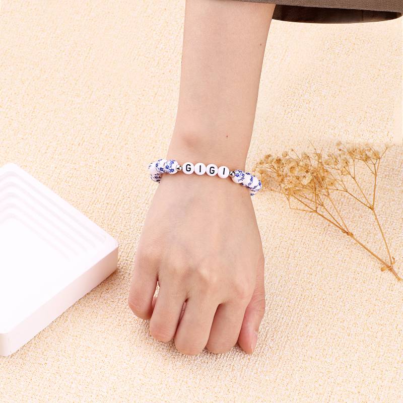 Bracelet personnalisé en porcelaine bleue avec perles florales et prénom