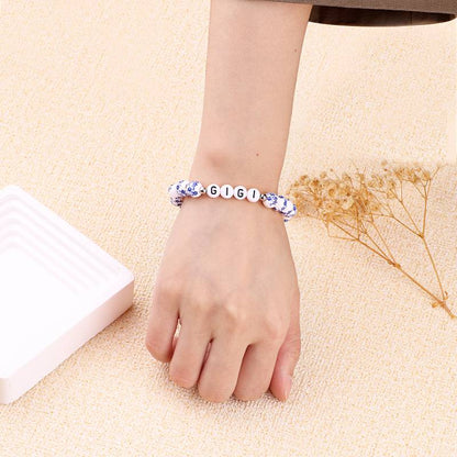 Bracelet personnalisé en porcelaine bleue avec perles florales et prénom