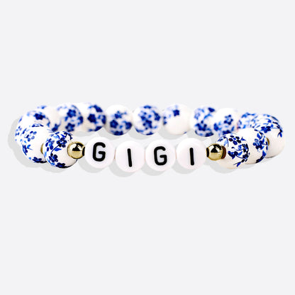 Bracelet personnalisé en porcelaine bleue avec perles florales et prénom