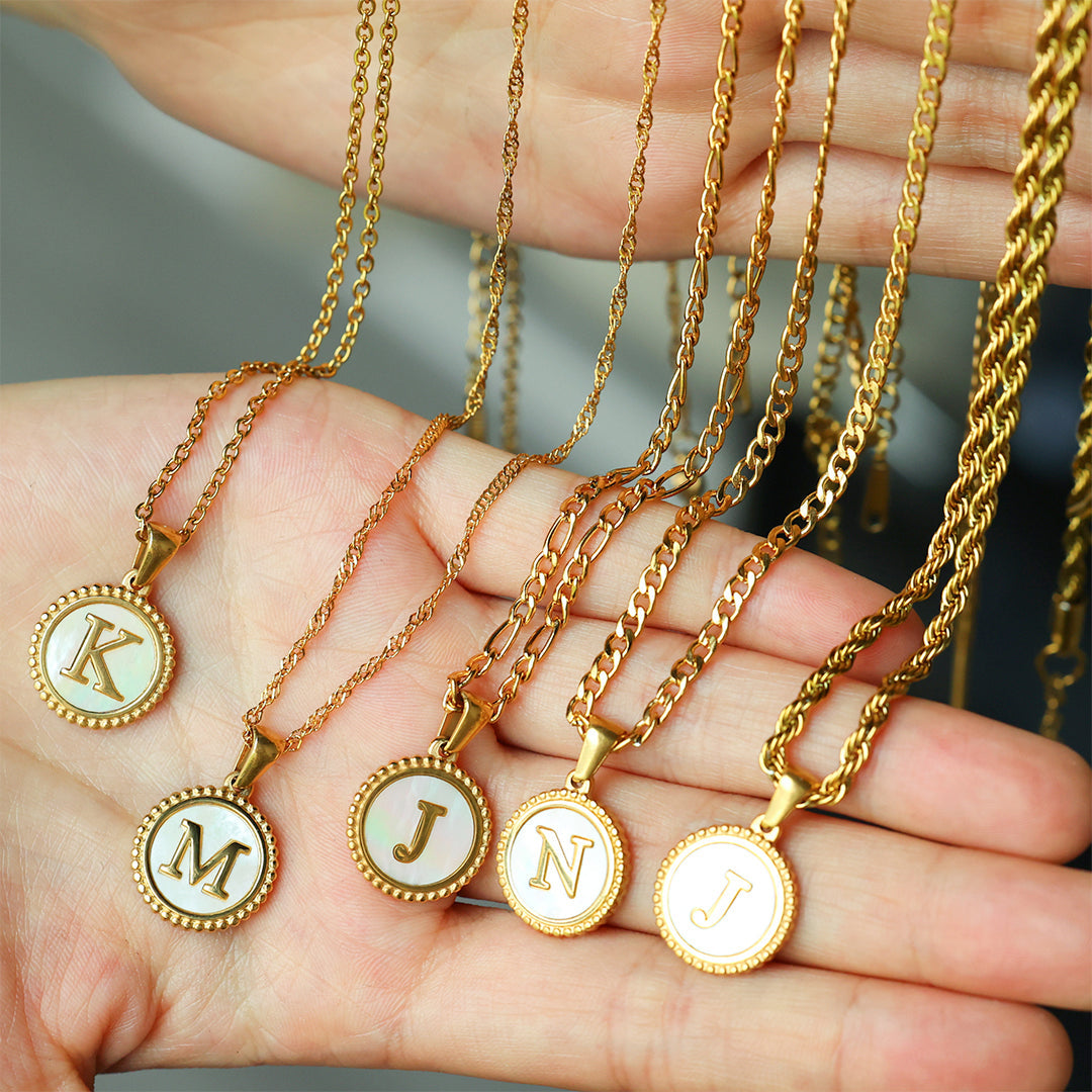 Collier lettre disque en nacre