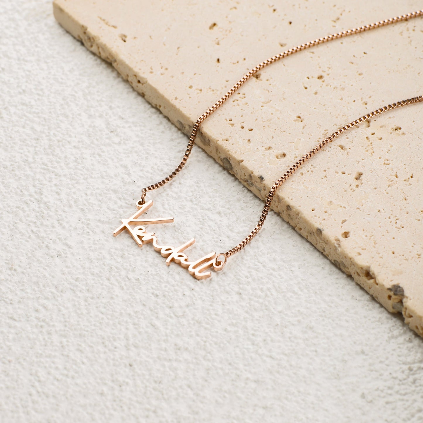 Collier avec nom moderne