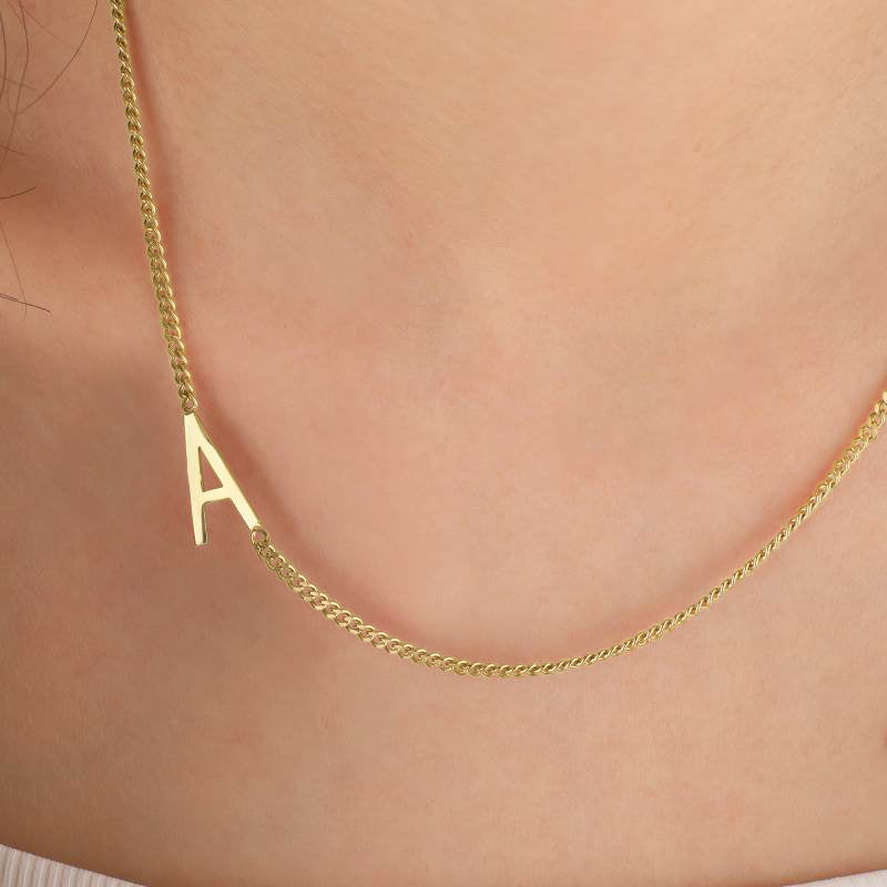 Le collier initial maigre