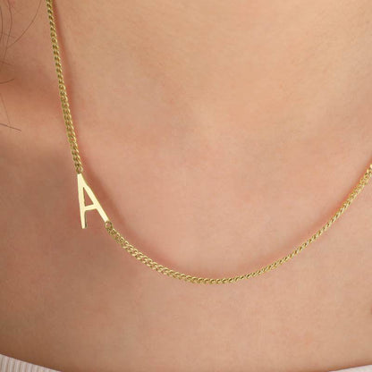 Le collier initial maigre