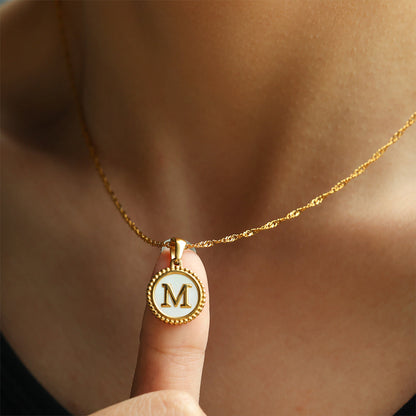 Collier lettre disque en nacre