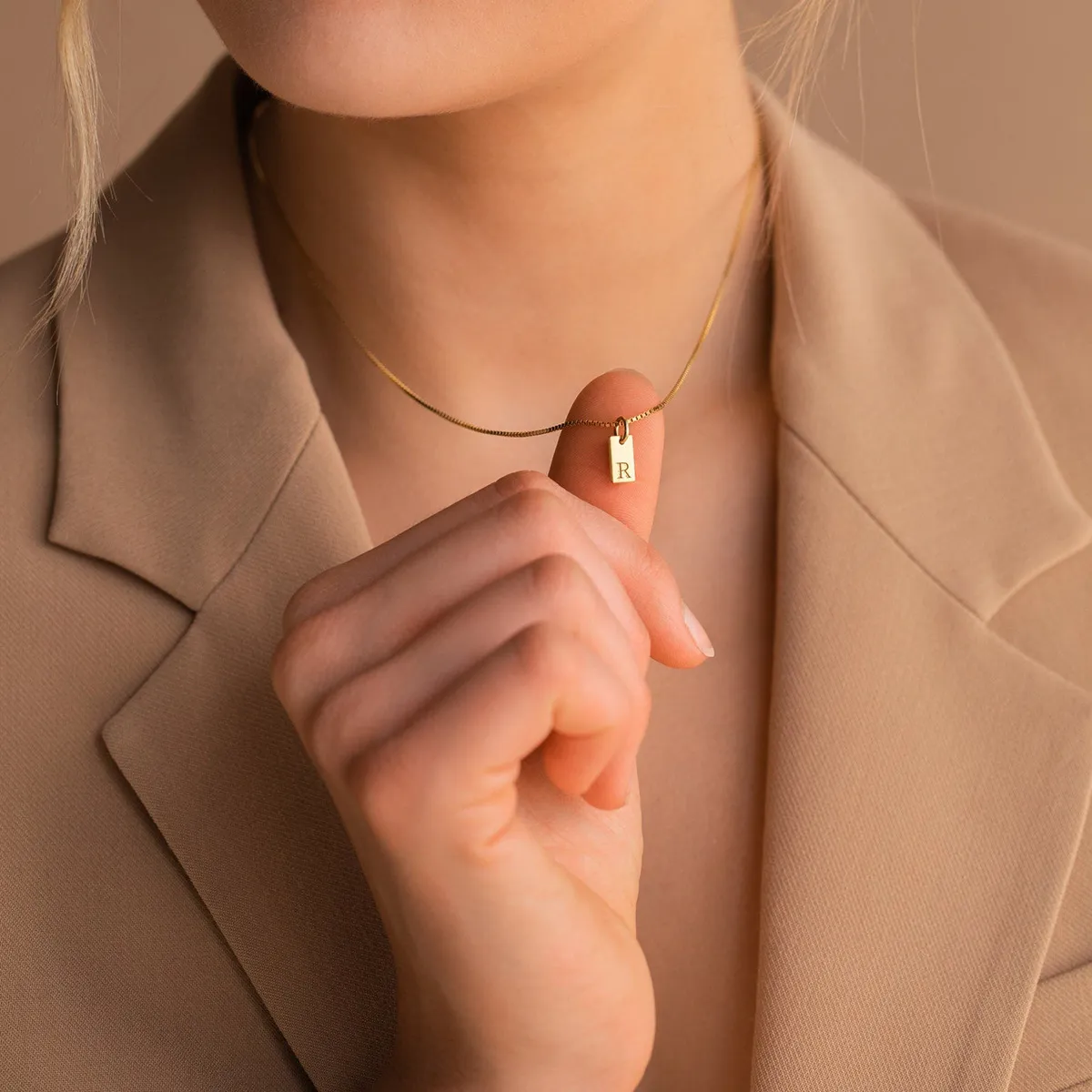 Collier à étiquette délicate