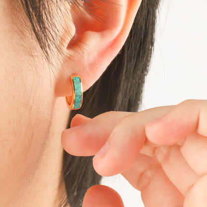 Huggie-Ohrringe mit Opal-Inlay