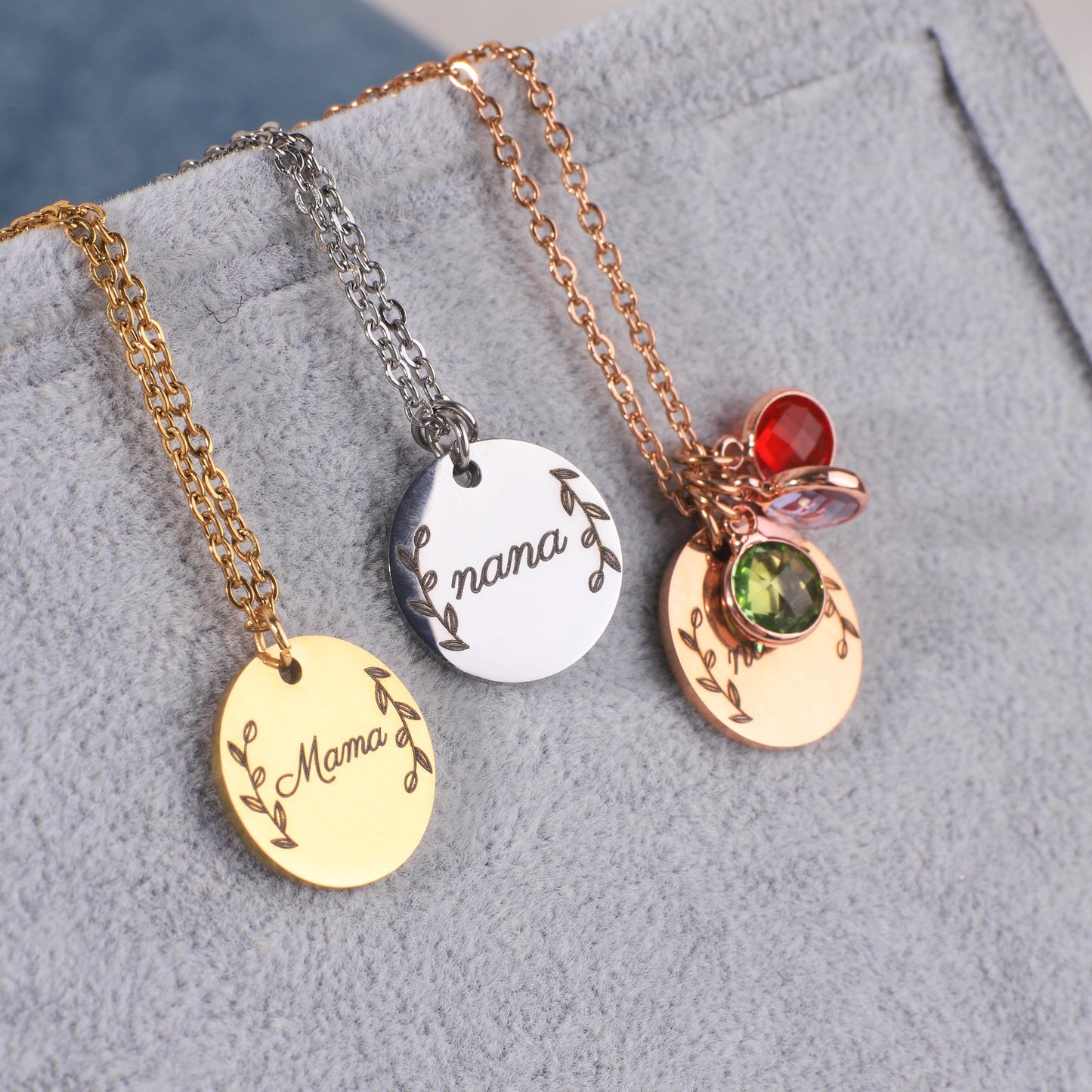 Collier pendentif pierre de naissance gravée avec feuilles