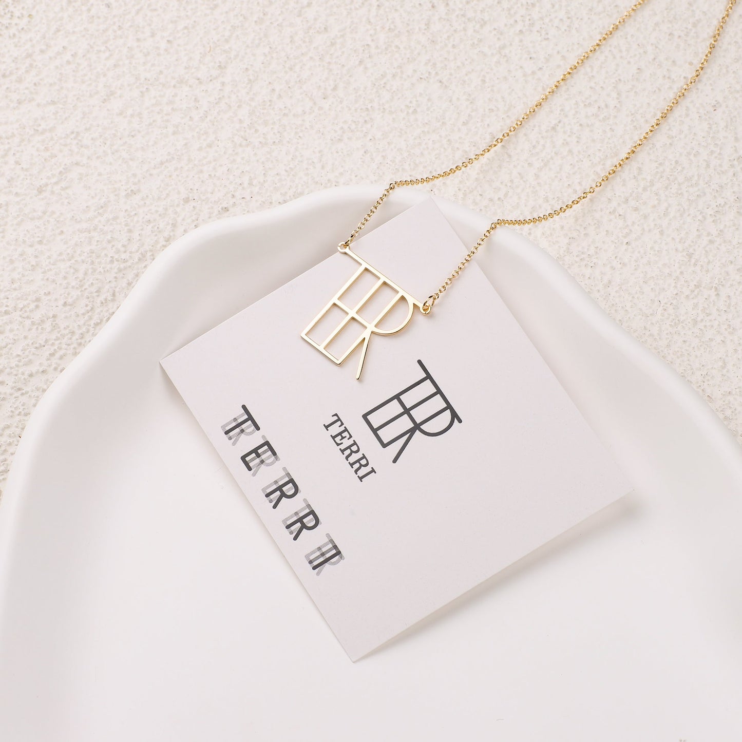 Collier minimaliste avec nom et monogramme