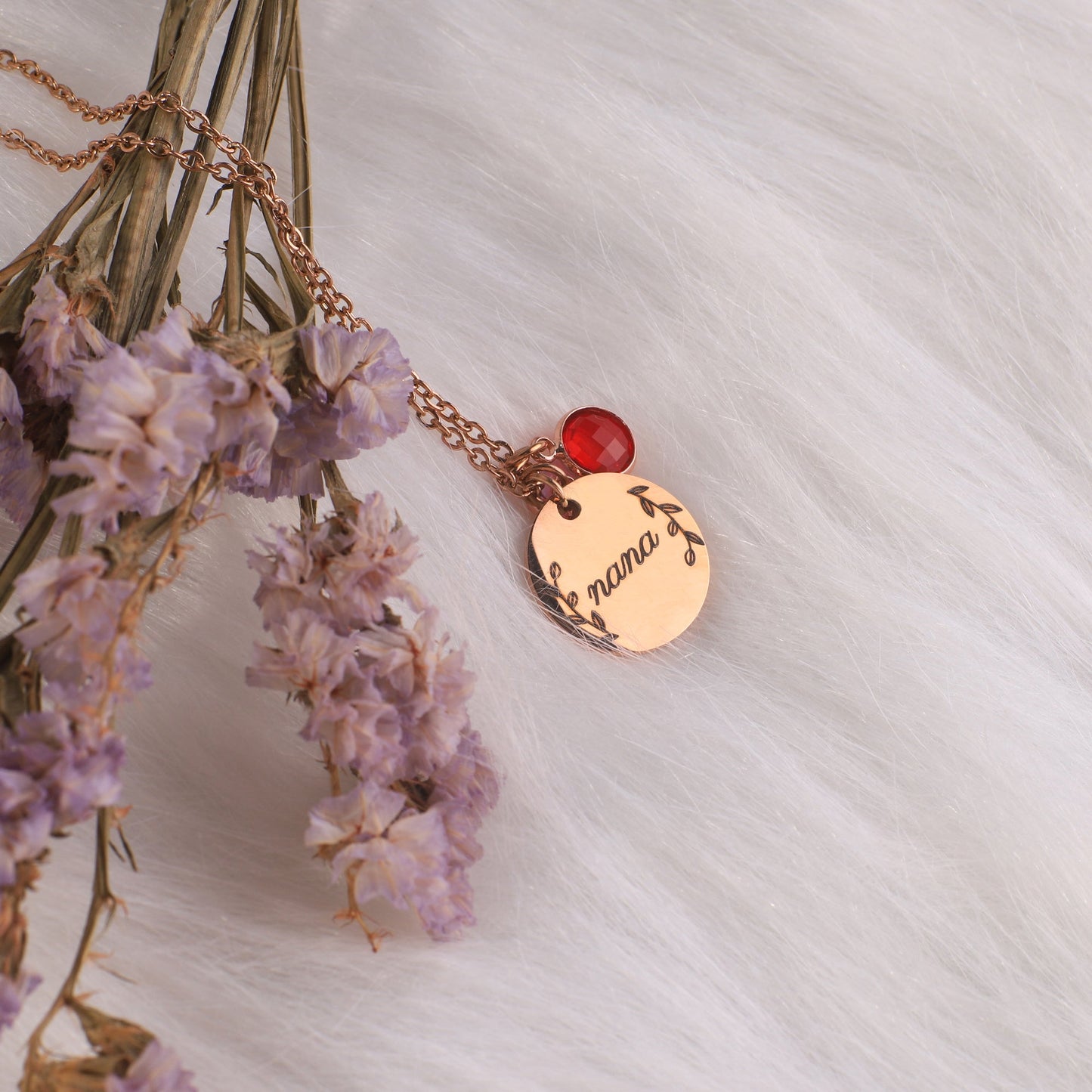 Collier pendentif pierre de naissance gravée avec feuilles