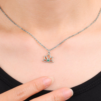 Collier avec pendentif mini lotus et pierre de naissance