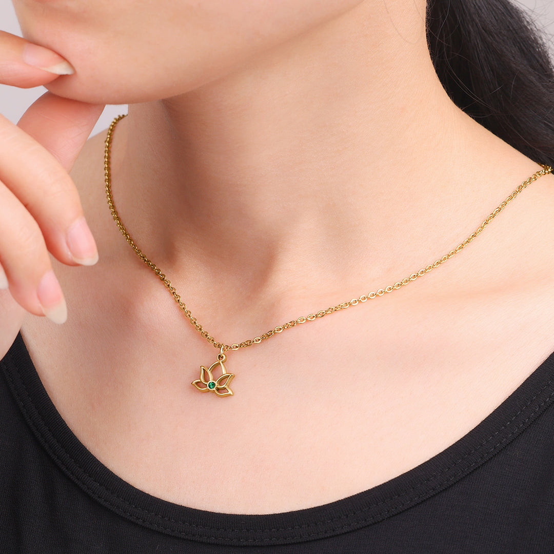 Collier avec pendentif mini lotus et pierre de naissance