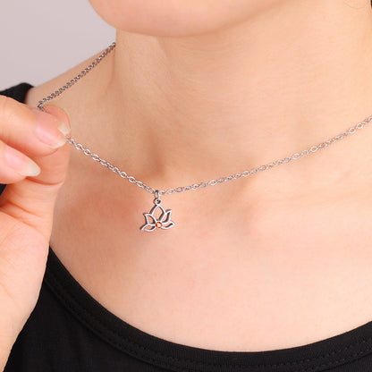 Collier avec pendentif mini lotus et pierre de naissance