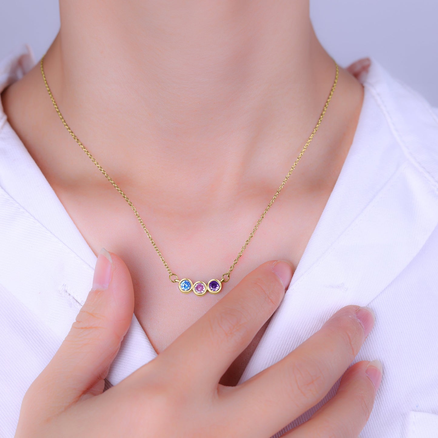 Collier délicat avec pierres de naissance pour la famille