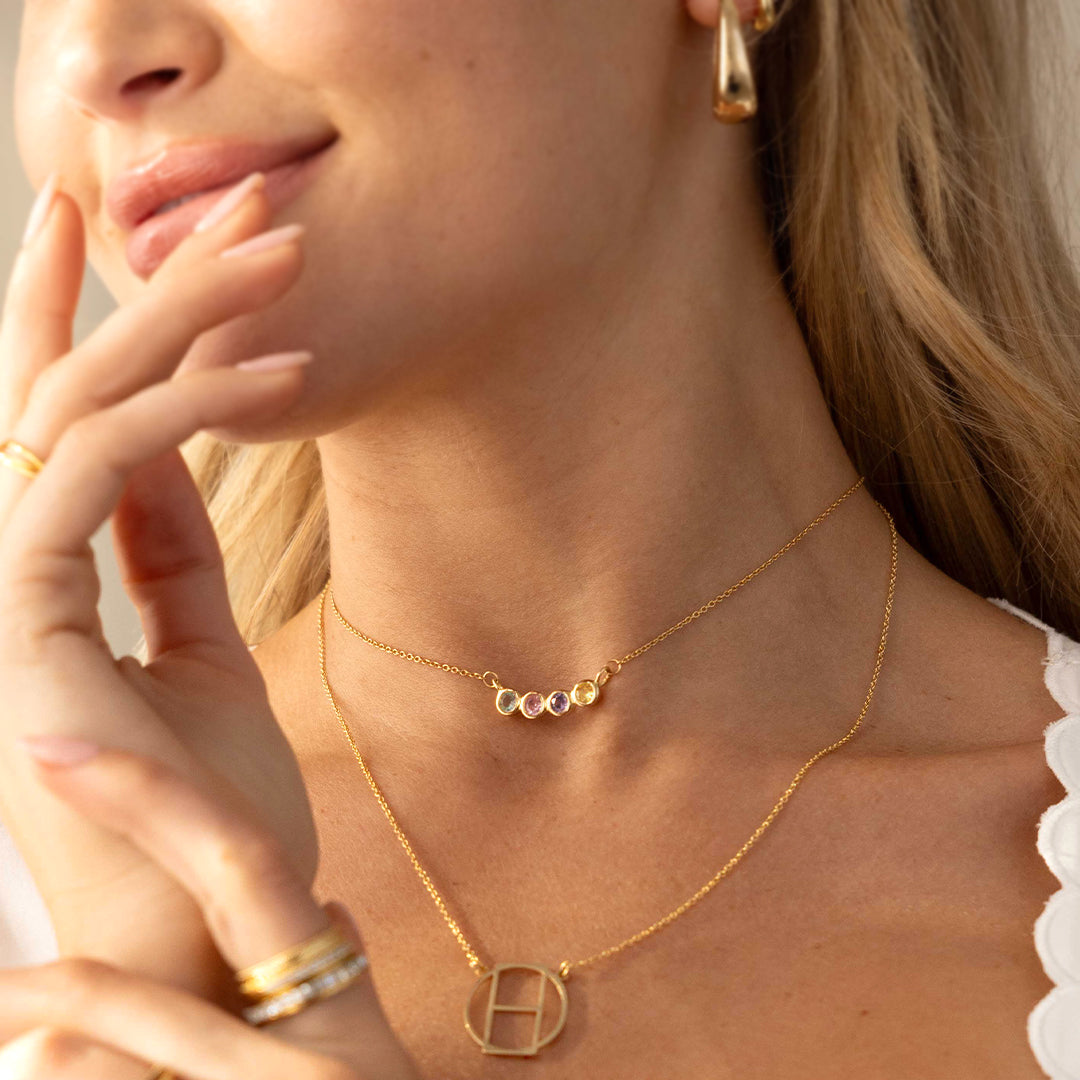 Collier délicat avec pierres de naissance pour la famille