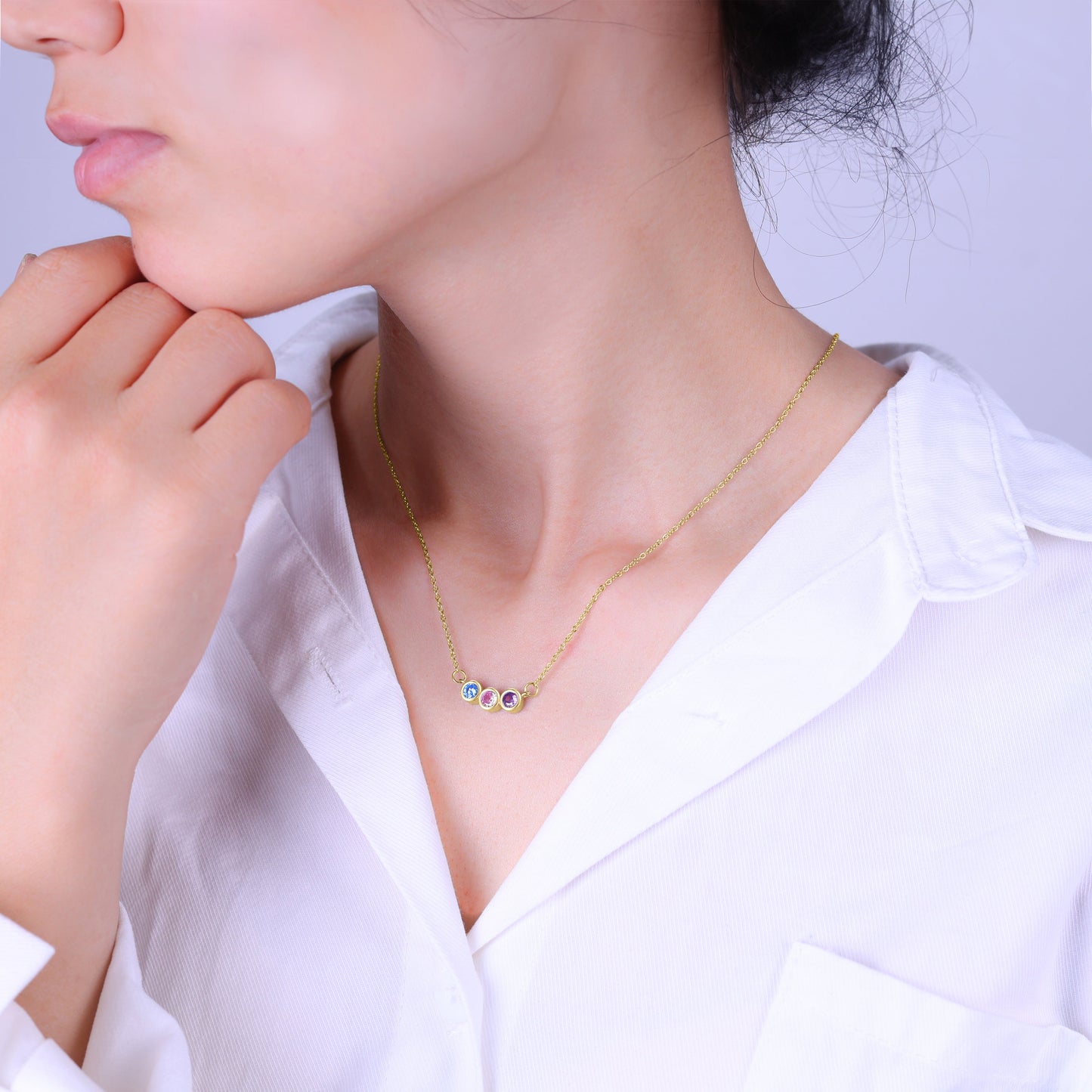 Collier délicat avec pierres de naissance pour la famille