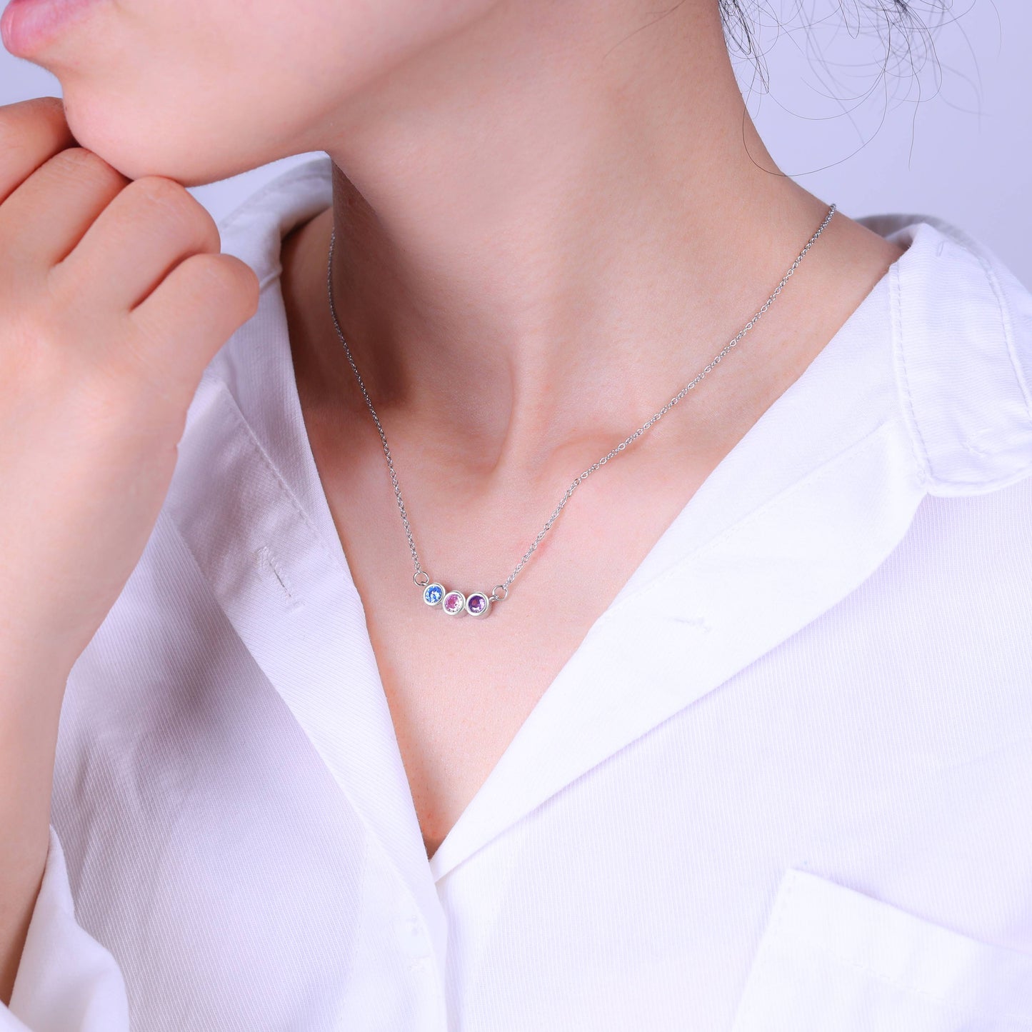 Collier délicat avec pierres de naissance pour la famille