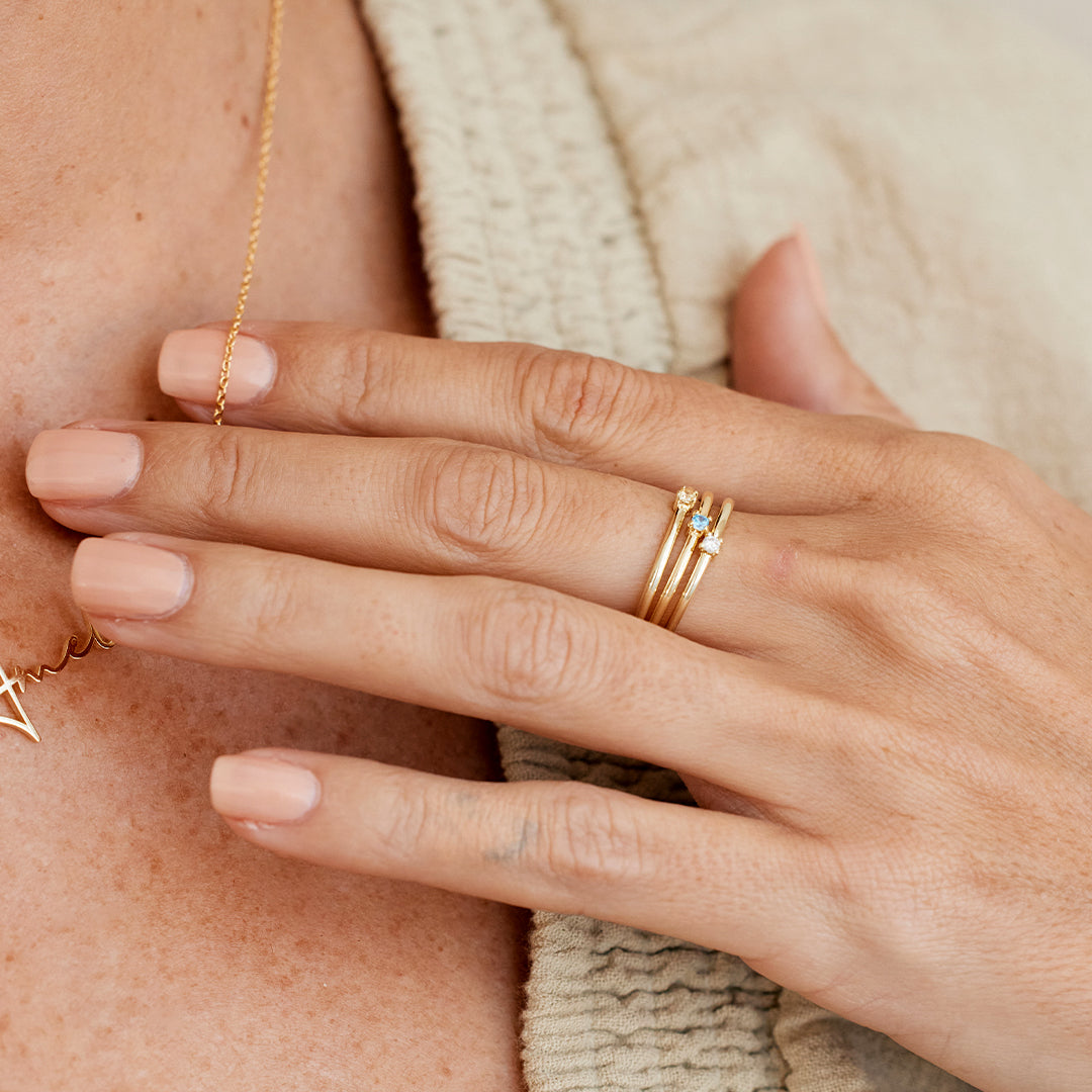 Bague empilable avec pierre de naissance super délicate