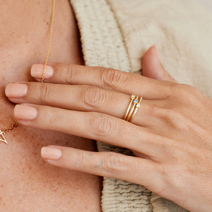 Bague empilable avec pierre de naissance super délicate