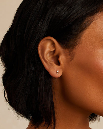 Clous d'oreilles en diamant et saphir blanc