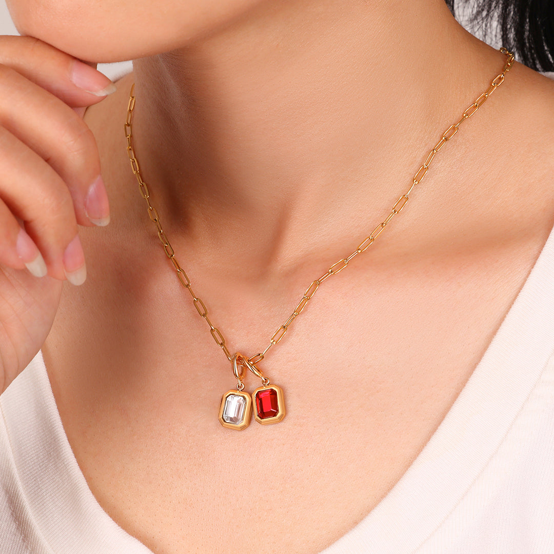 Collier à breloques avec pierre de naissance baguette
