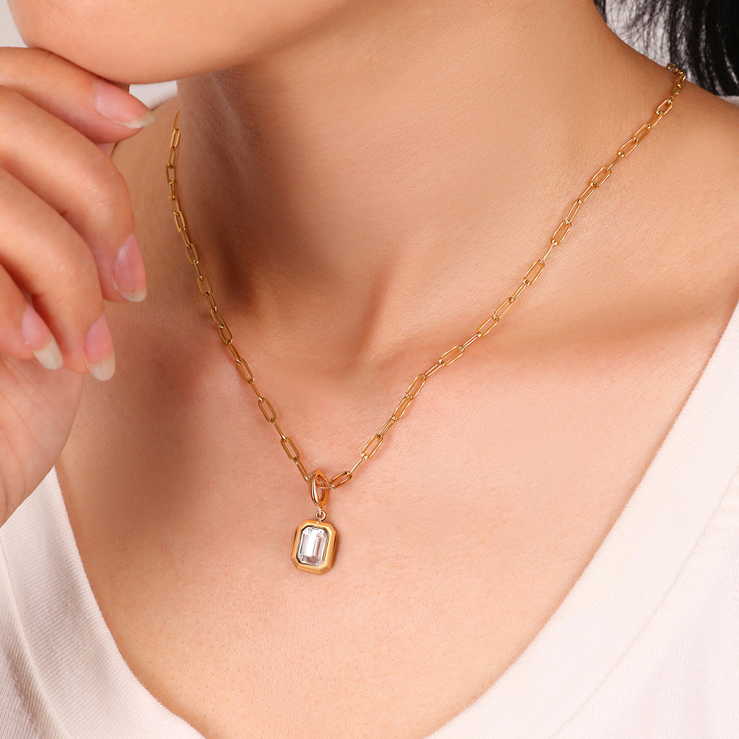 Collier à breloques avec pierre de naissance baguette