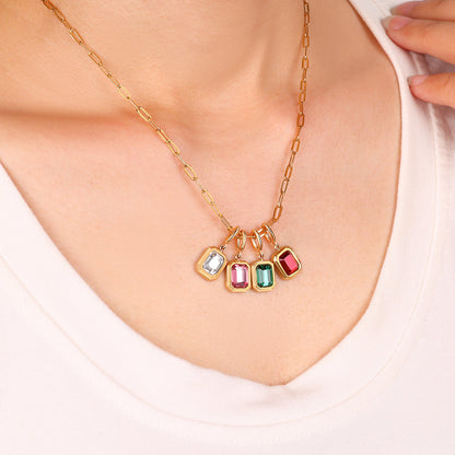 Collier à breloques avec pierre de naissance baguette