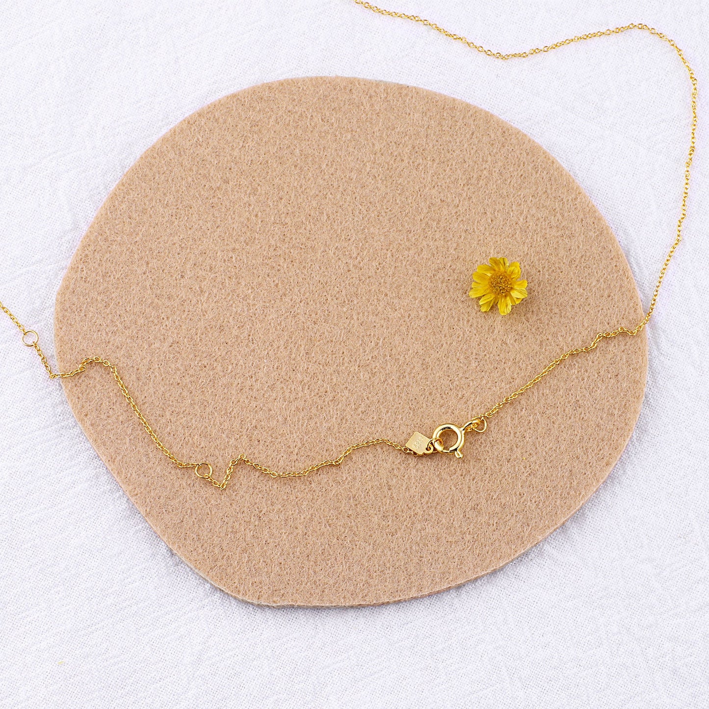 Collier solitaire classique serti clos