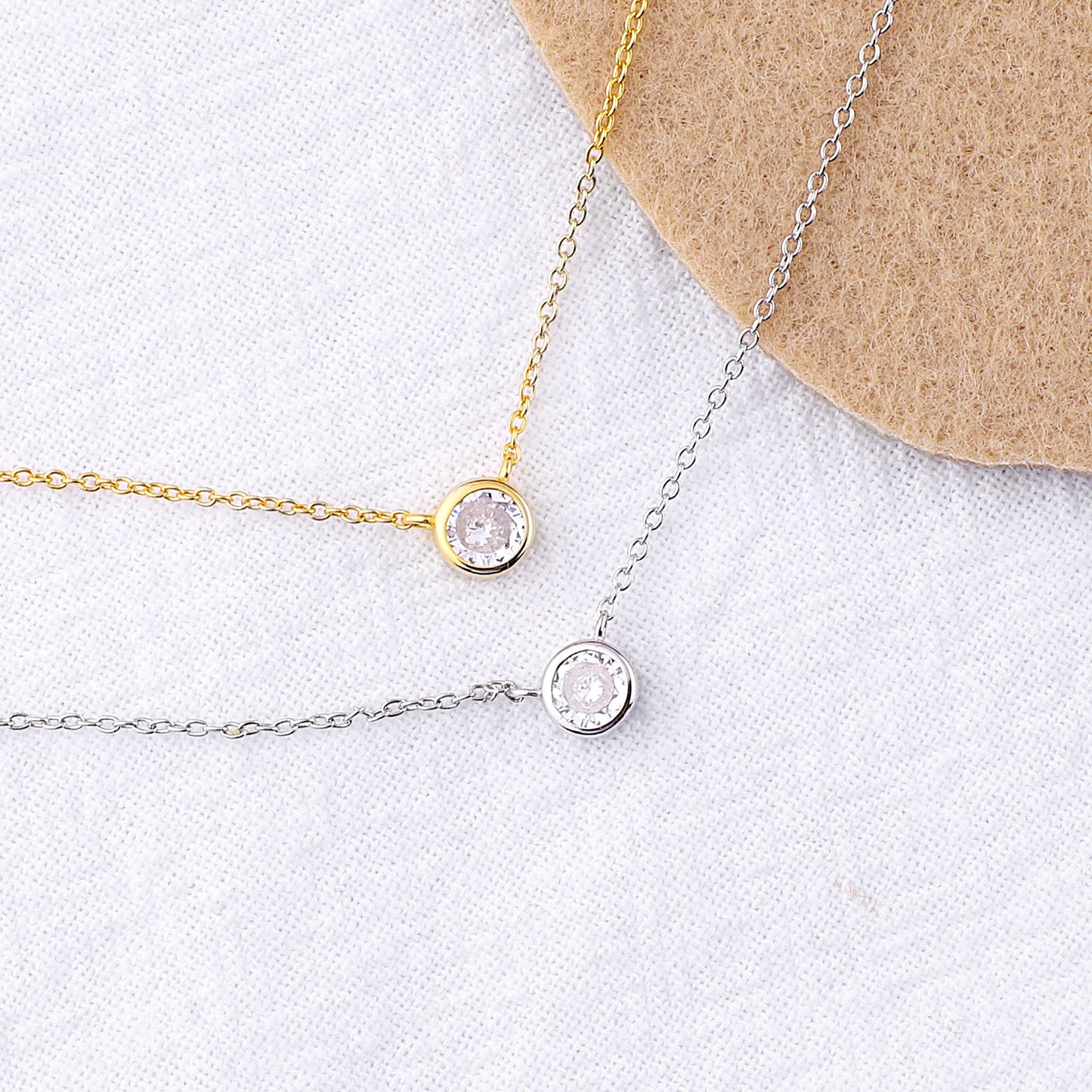 Collier solitaire classique serti clos