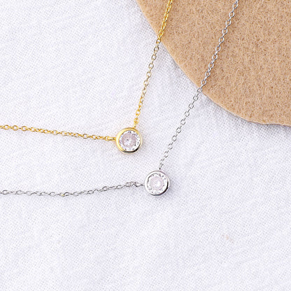 Collier solitaire classique serti clos