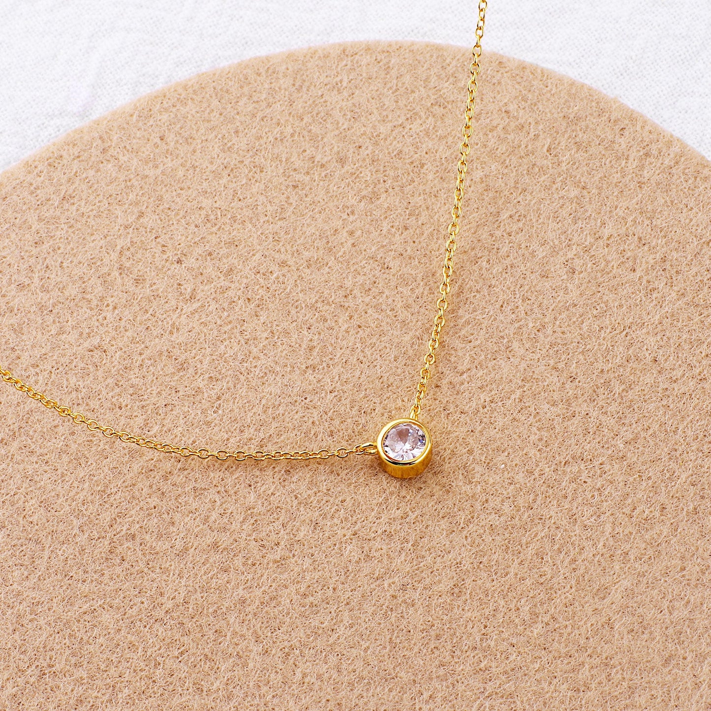Collier solitaire classique serti clos