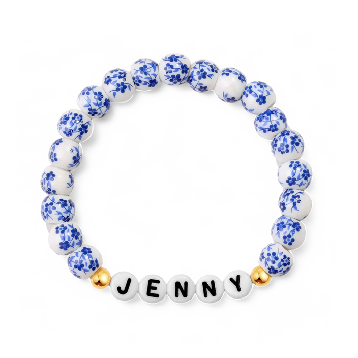 Bracelet personnalisé en porcelaine bleue avec perles florales et prénom