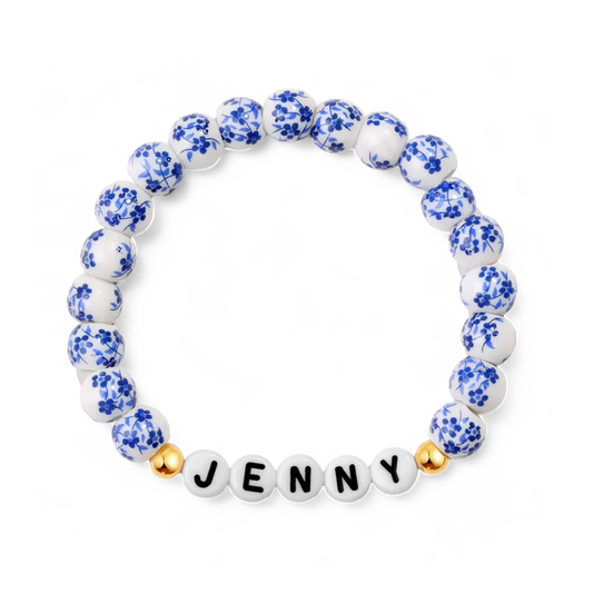 Bracelet personnalisé en porcelaine bleue avec perles florales et prénom
