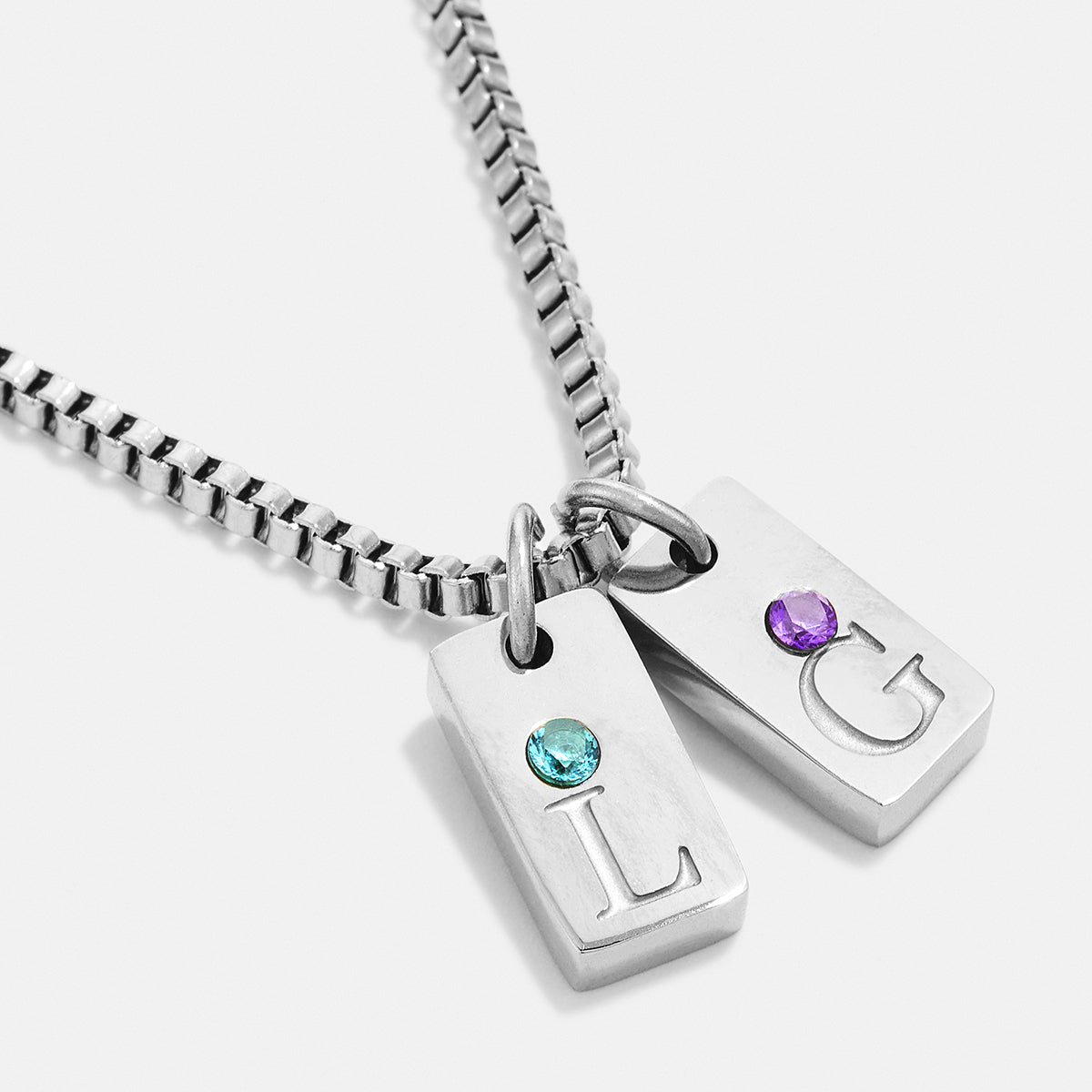 Zierliche Pavé-Halskette mit Initialenanhänger