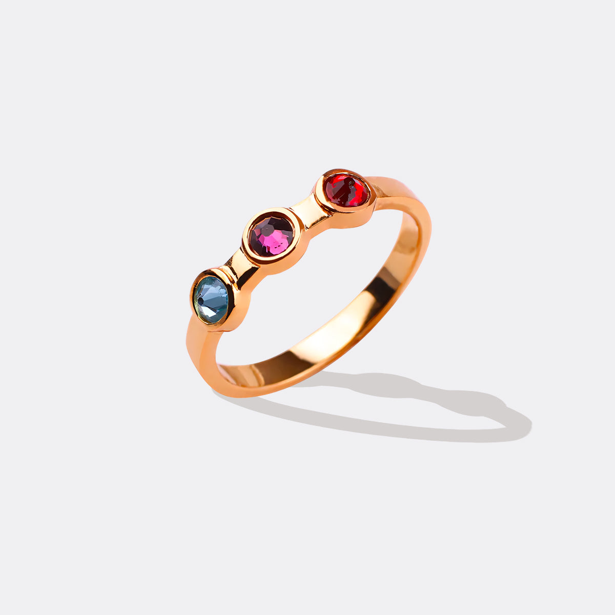 Bague délicate avec 3 pierres de naissance