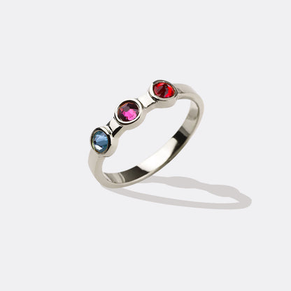 Bague délicate avec 3 pierres de naissance