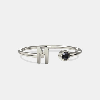 Zierlicher Geburtsstein-Initialenring