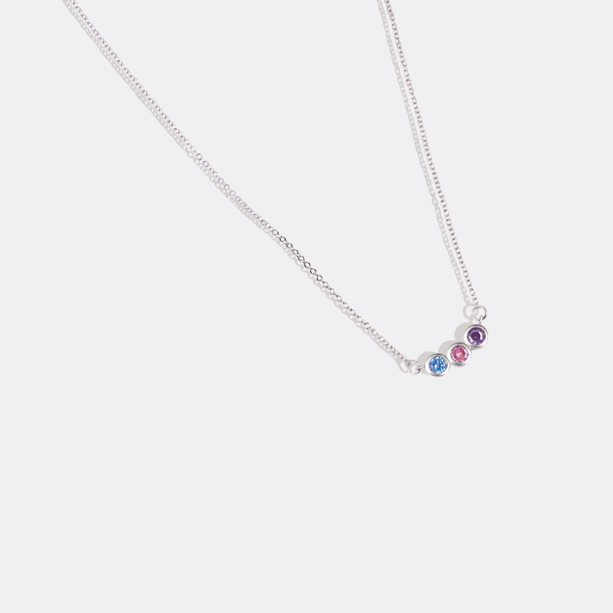 Collier délicat avec pierres de naissance pour la famille