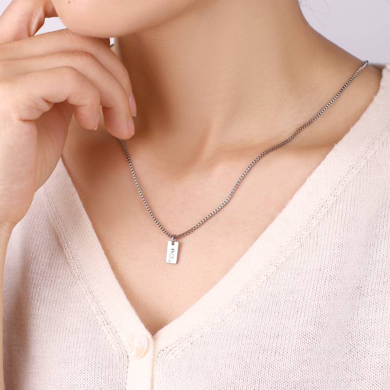 Zierliche Pavé-Halskette mit Initialenanhänger