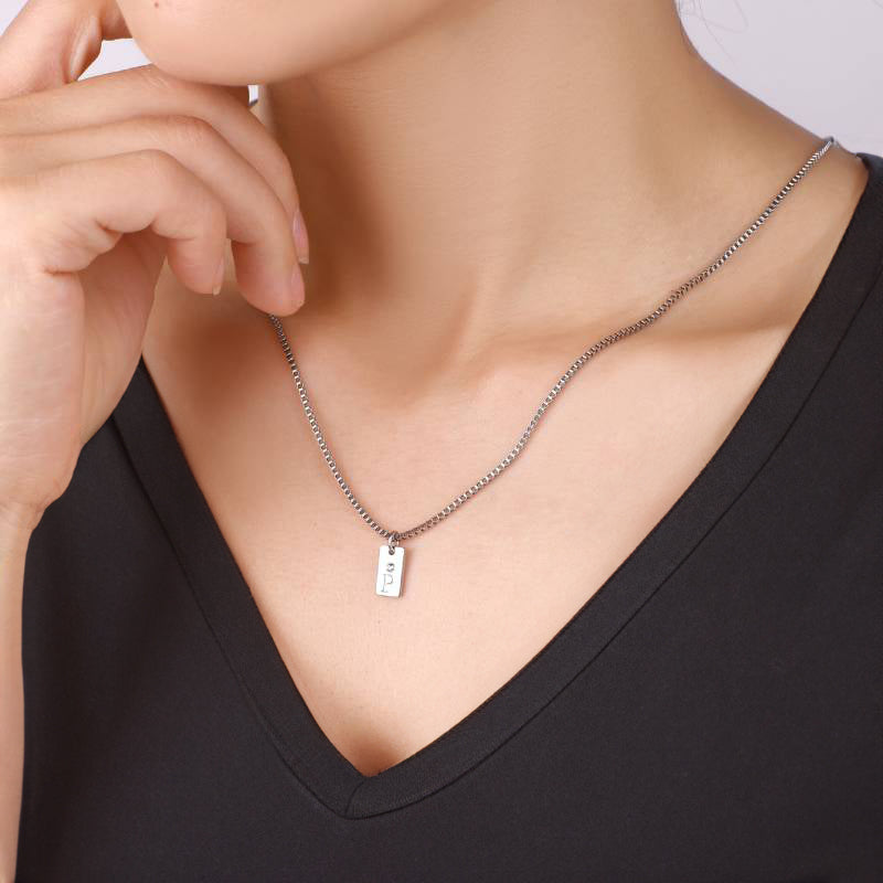 Zierliche Pavé-Halskette mit Initialenanhänger