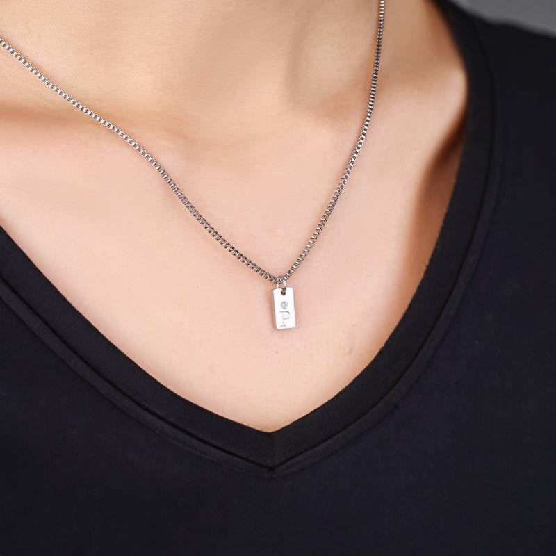 Zierliche Pavé-Halskette mit Initialenanhänger