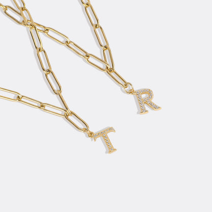 Collier pendentif lettre en diamant avec chaîne trombone