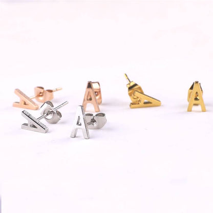 Die schmalen Initialen-Ohrringe
