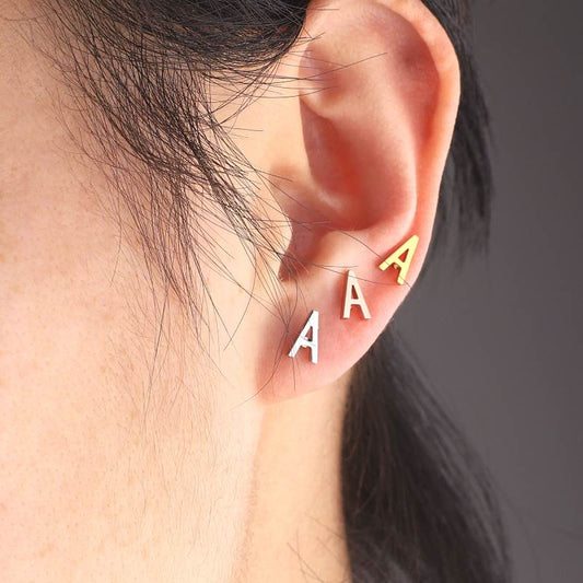 Les boucles d'oreilles initiales Skinny