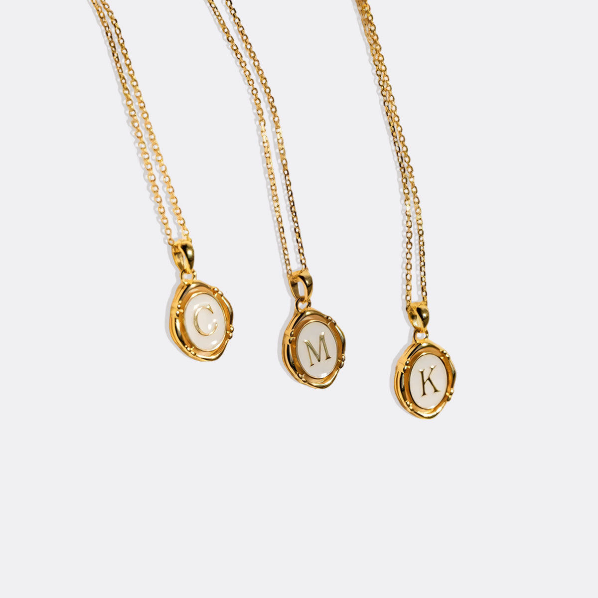 Collier pendentif initial en émail