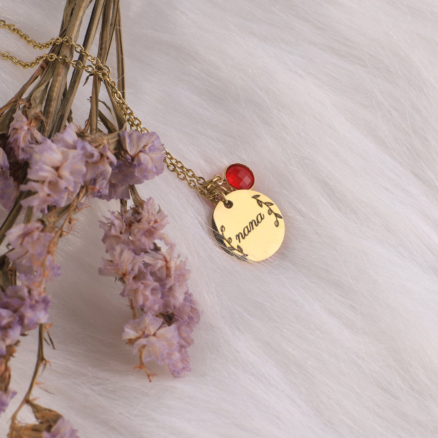 Collier pendentif pierre de naissance gravée avec feuilles