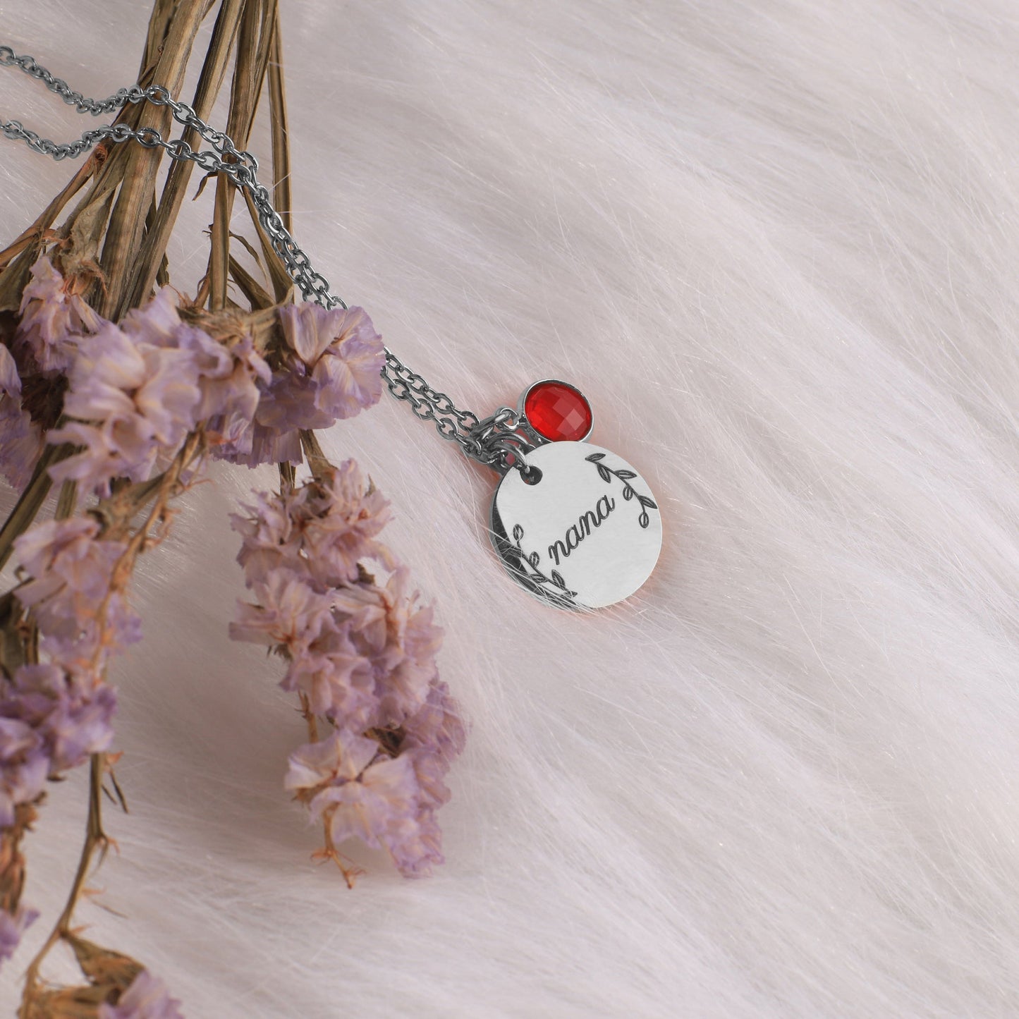 Collier pendentif pierre de naissance gravée avec feuilles
